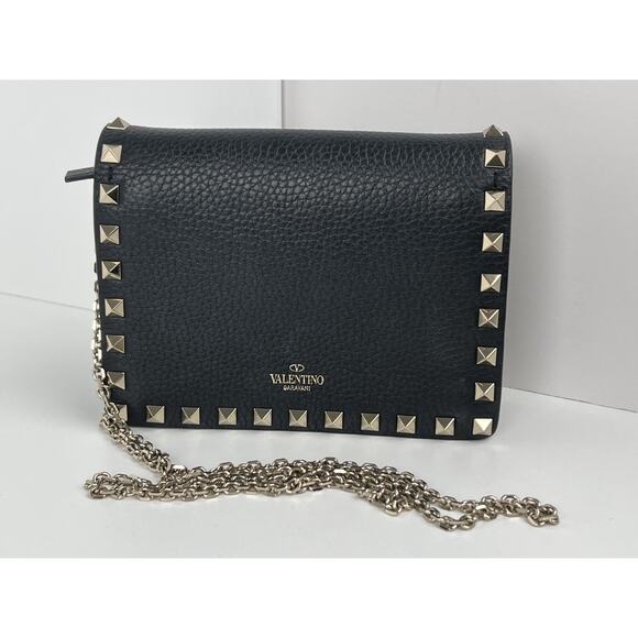 VALENTINO GARAVANI Pebbled Calfskin Rockstud Envelope Wallet on Chain Black - Picture 1 of 14